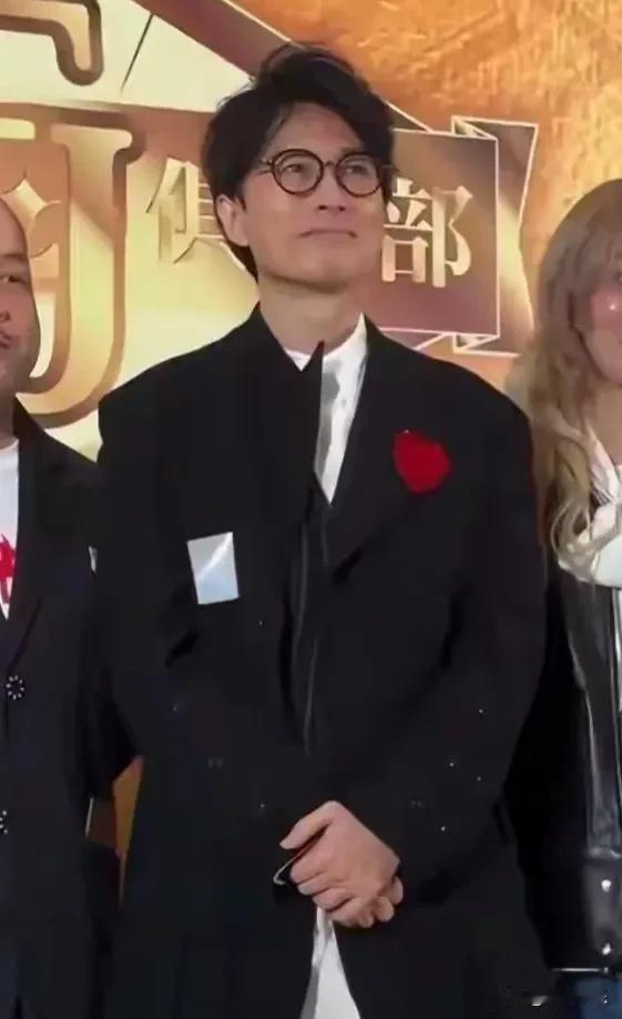 65岁黄子华放狠话：到死不用老年卡！不是差钱，是怕“社死”。最近，65岁的香