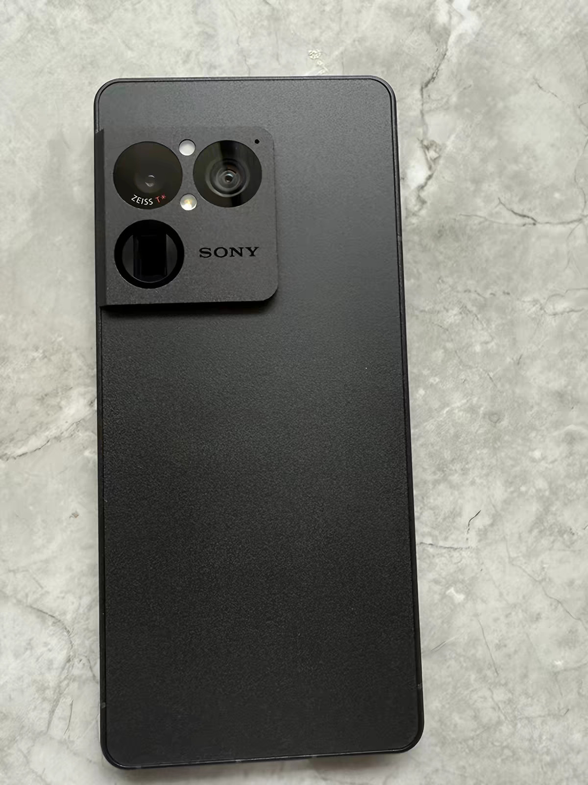 我去我去我去！机场安检看到有人用的是索尼最新的Xperia1VIII这相当不常