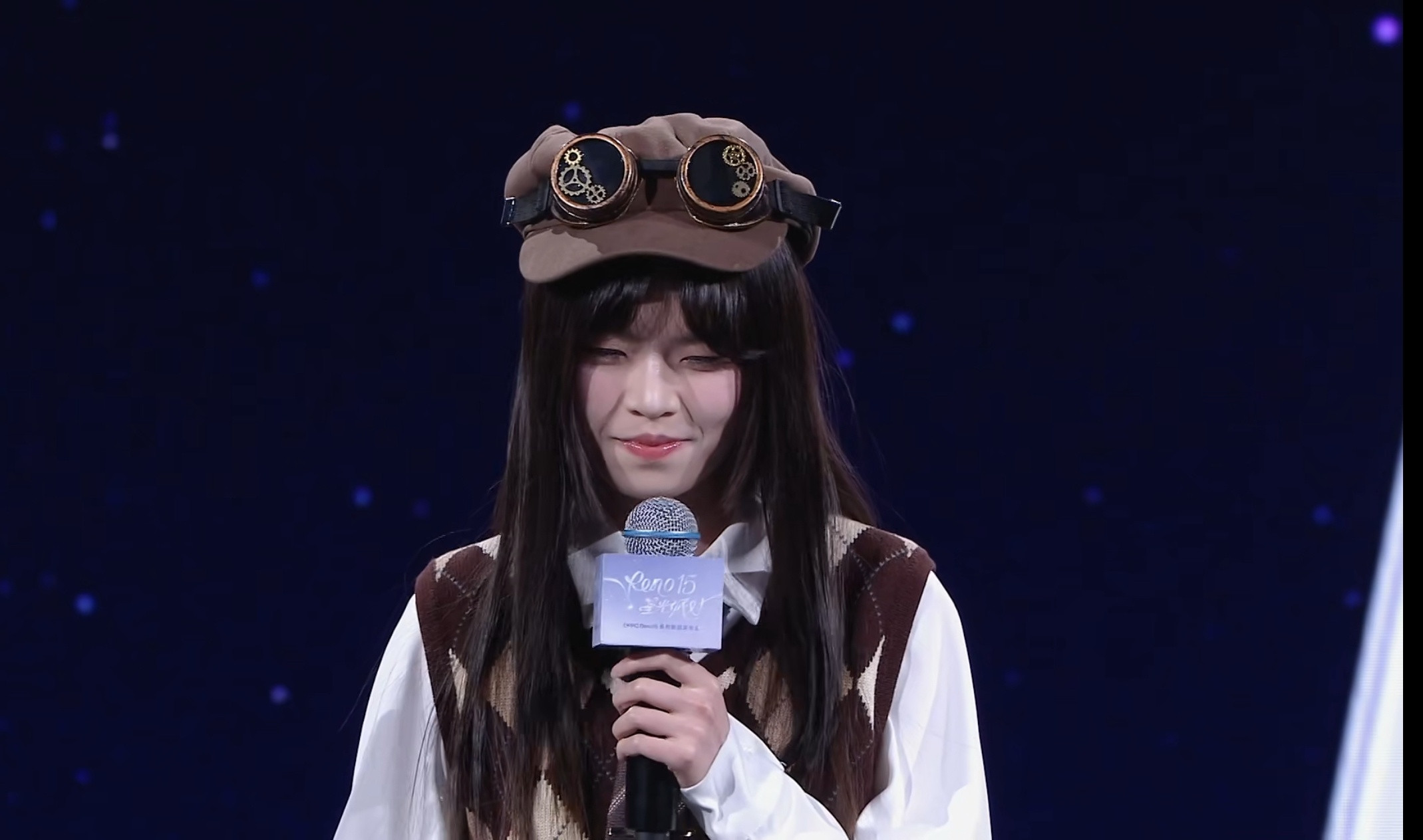 这姐们不认识，但采访风格和马哥太像了