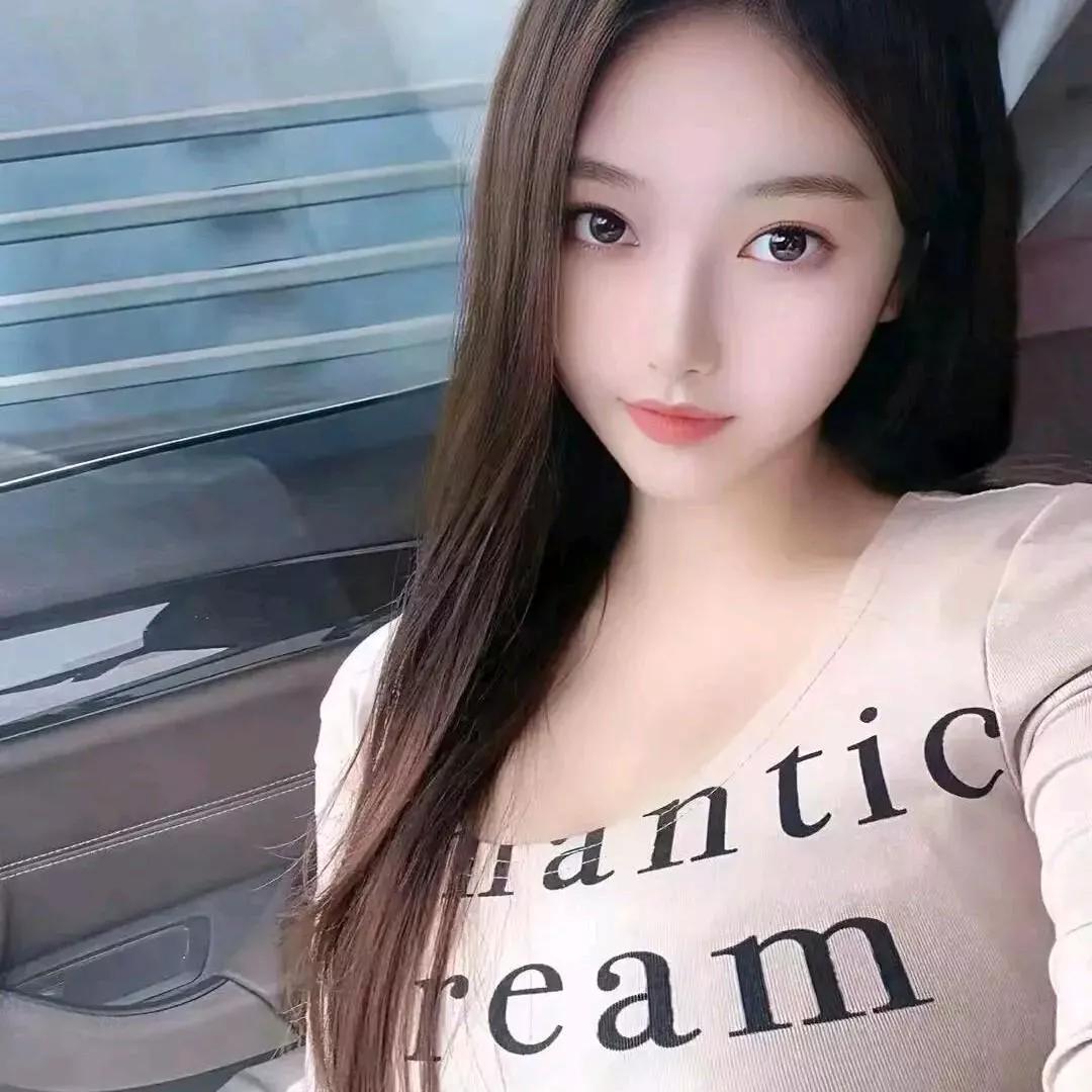 甜美少女心，车内自拍，自然光下，清新动人。