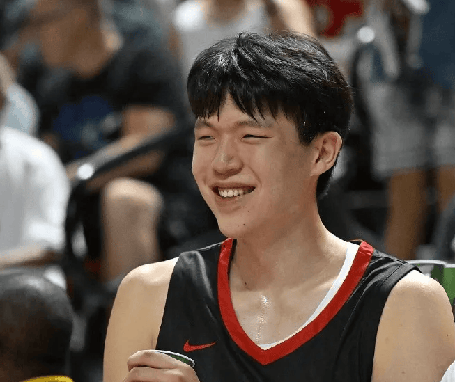 杨瀚森首节出战6分12秒, 投篮1中1得到2分、出现2次犯规