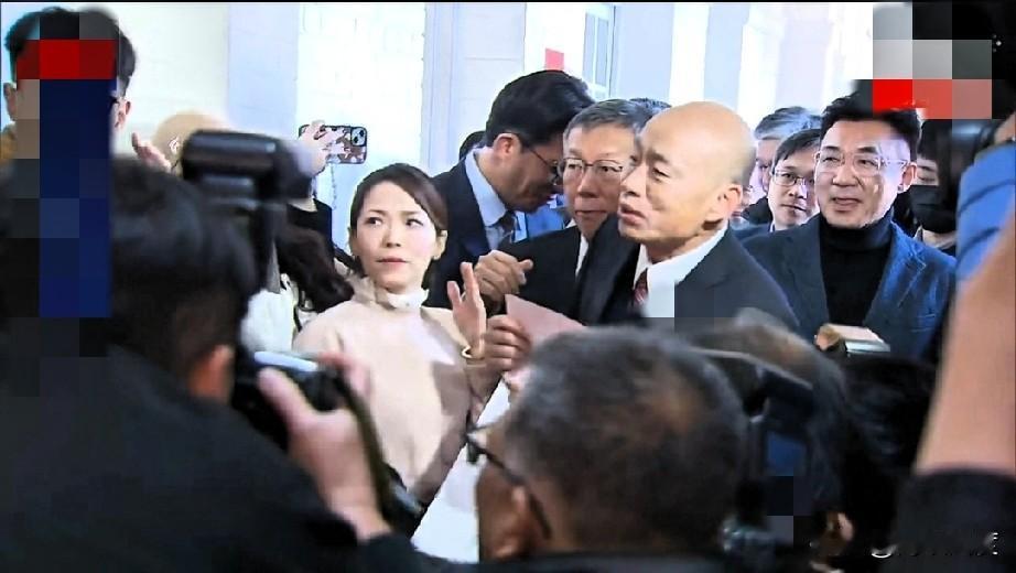 刚刚，柯文哲由黄国昌、陈昭姿、陈智菡陪同拜会韩国瑜。韩国瑜与江启臣共同接待，韩国