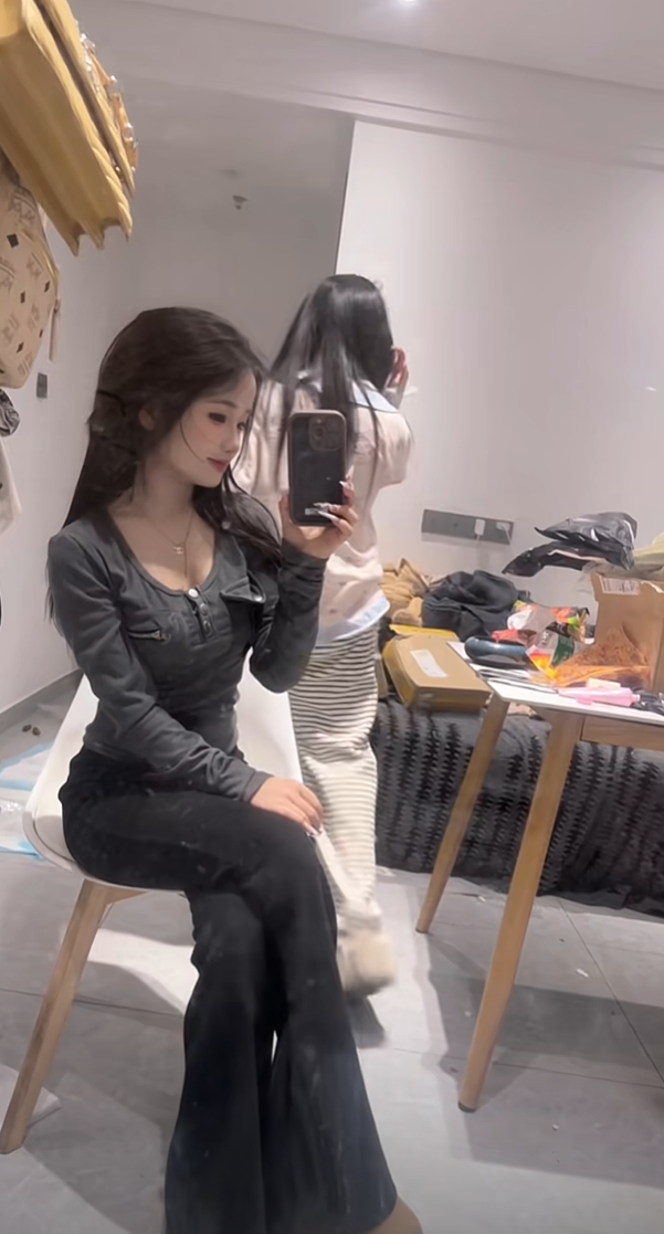 仔细看左边地上是不是有狗屎