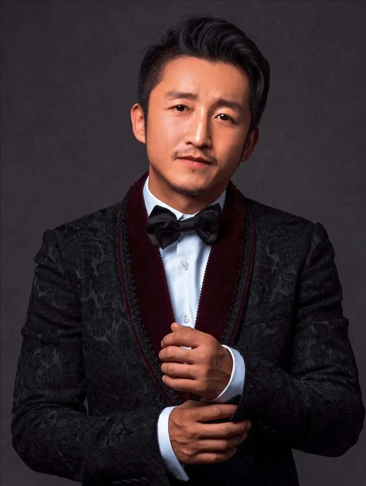 聂远一个月给家里100万，上综艺坐沙发，老婆跪地伺候穿鞋，全网夸"帝王级待遇"。