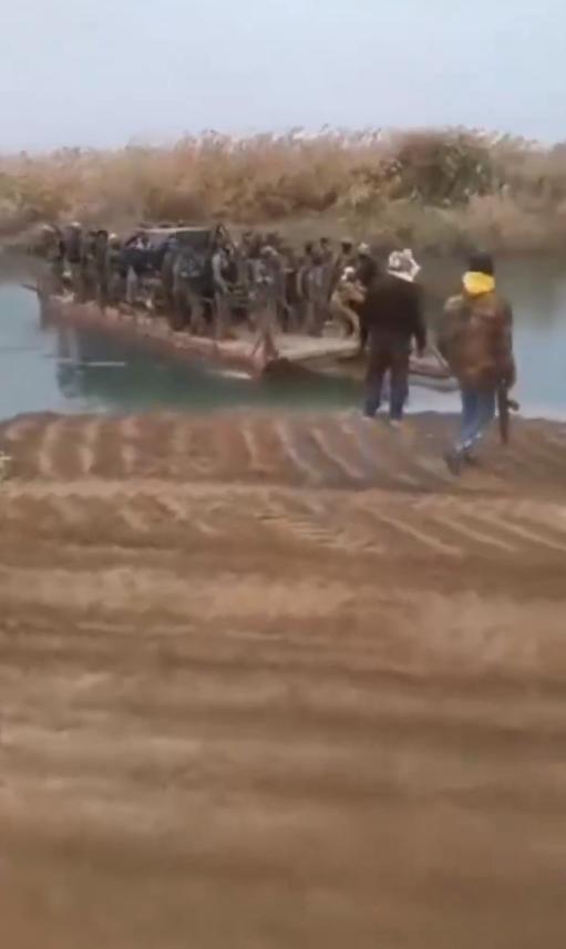 叙利亚军队和当地部落正乘坐驳船和浮桥渡过幼发拉底河，迅速占领被叙利亚民主力量/库