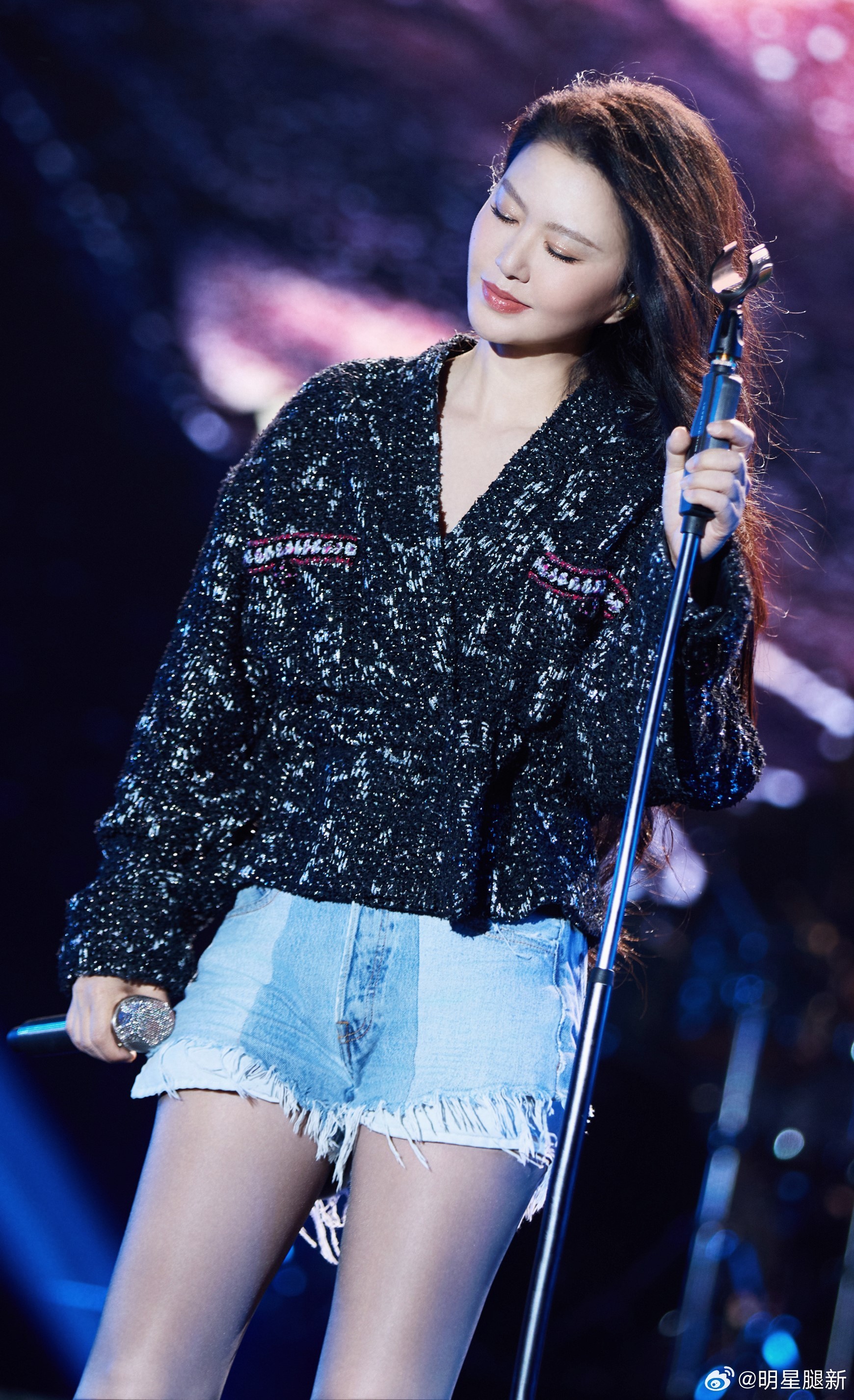 谭维维演唱会上穿牛仔热裤配超薄黑丝儿