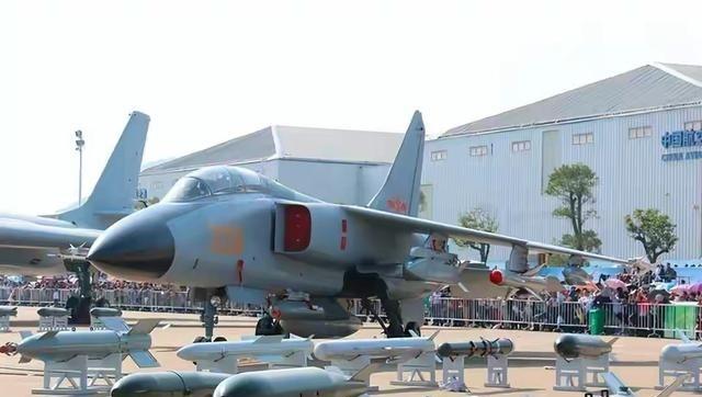 歼轰一7A2“飞豹“！是中国在歼轰一7A基础上深度升级的改进型。据公开资料，机长