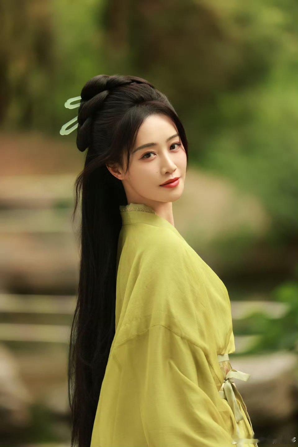 蓝盈莹粽绿古风造型真的被蓝盈莹这套粽绿古风造型狠狠迷住了，绝了好嘛，这身和端午节