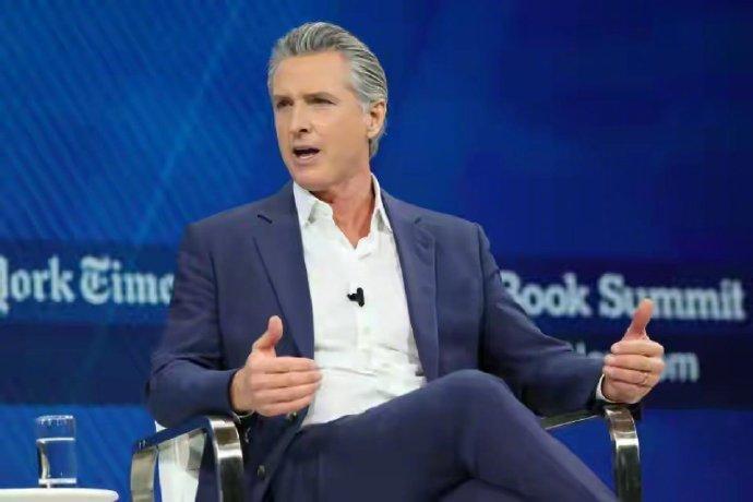 支持跨性别的加州州长纽森，嘲讽马斯克父女关系不好，遭到对方连番反击。越来越魔幻