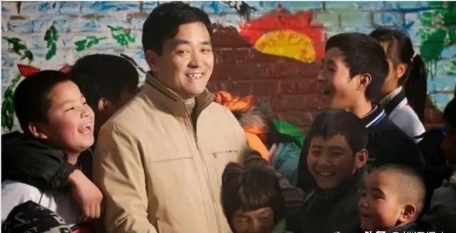 1997年，安微农民带妻儿在北京街头流浪，突然，一个衣衫褴褛的小孩凑近，从怀里捧