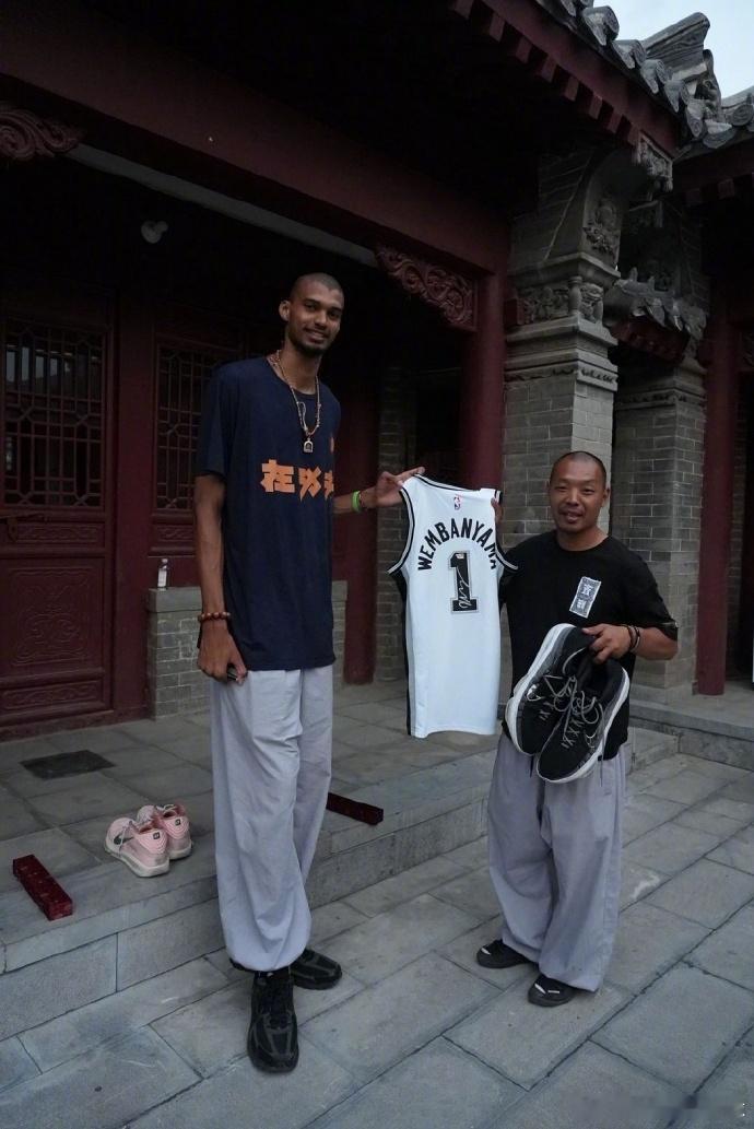 文班亚马2025年在少林寺进行修行的师傅“延安”更新社媒晒出自己与文班的合照配文