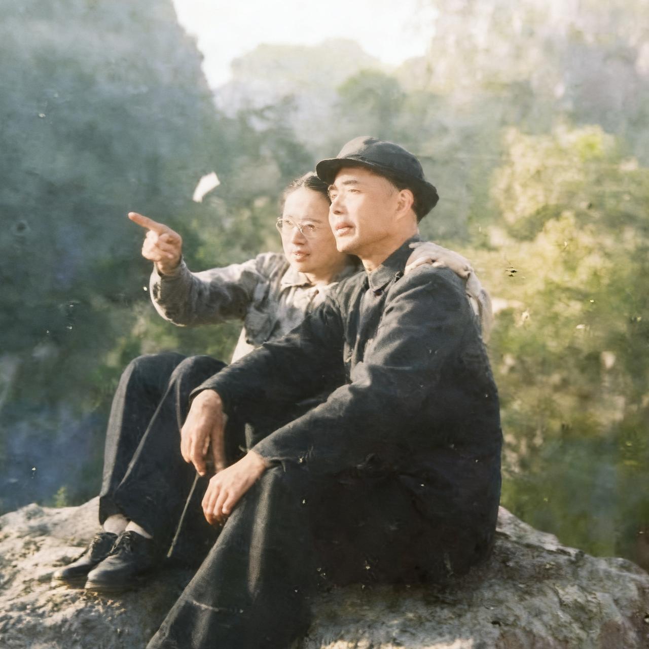 1952年，陈明仁将军和新婚妻子肖毅，一张温馨的合影，夫妻俩并肩坐在块光滑的大石