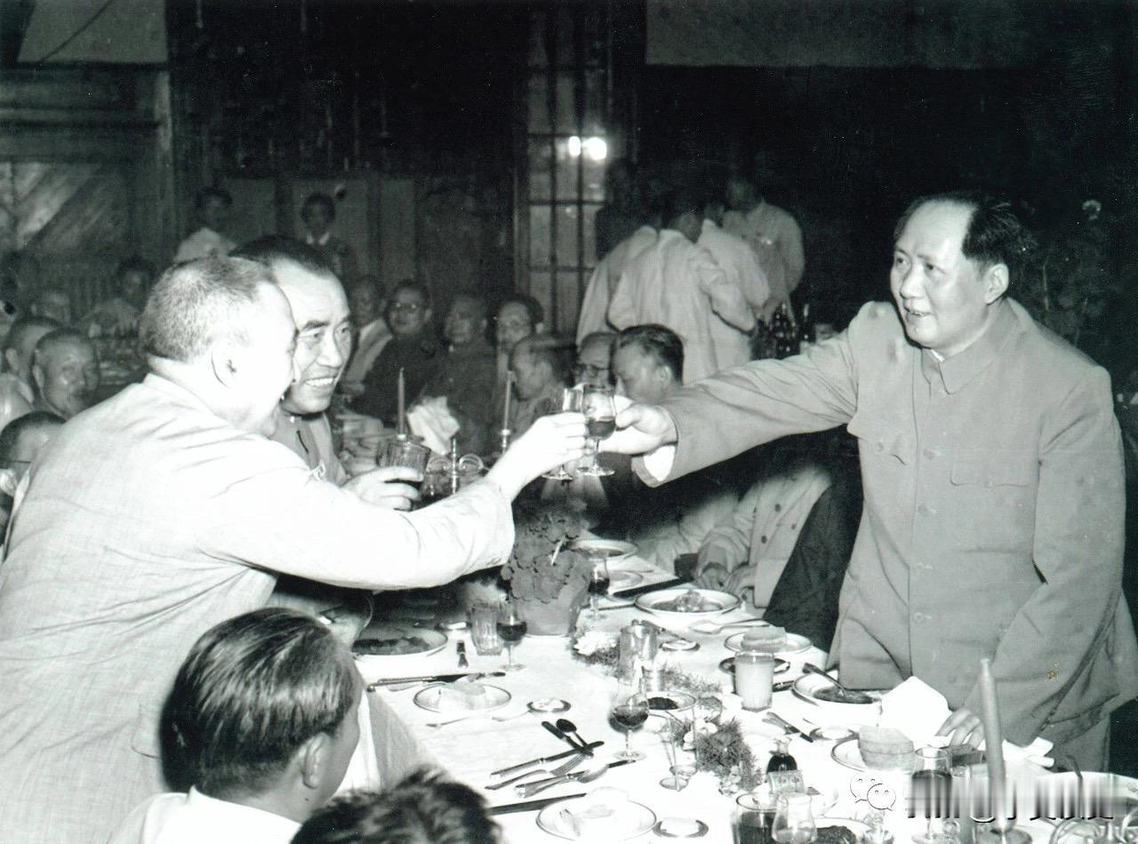 1949年七届二中全会上，毛主席提出了“六个不”，其中第三是“少喝酒”。在此之