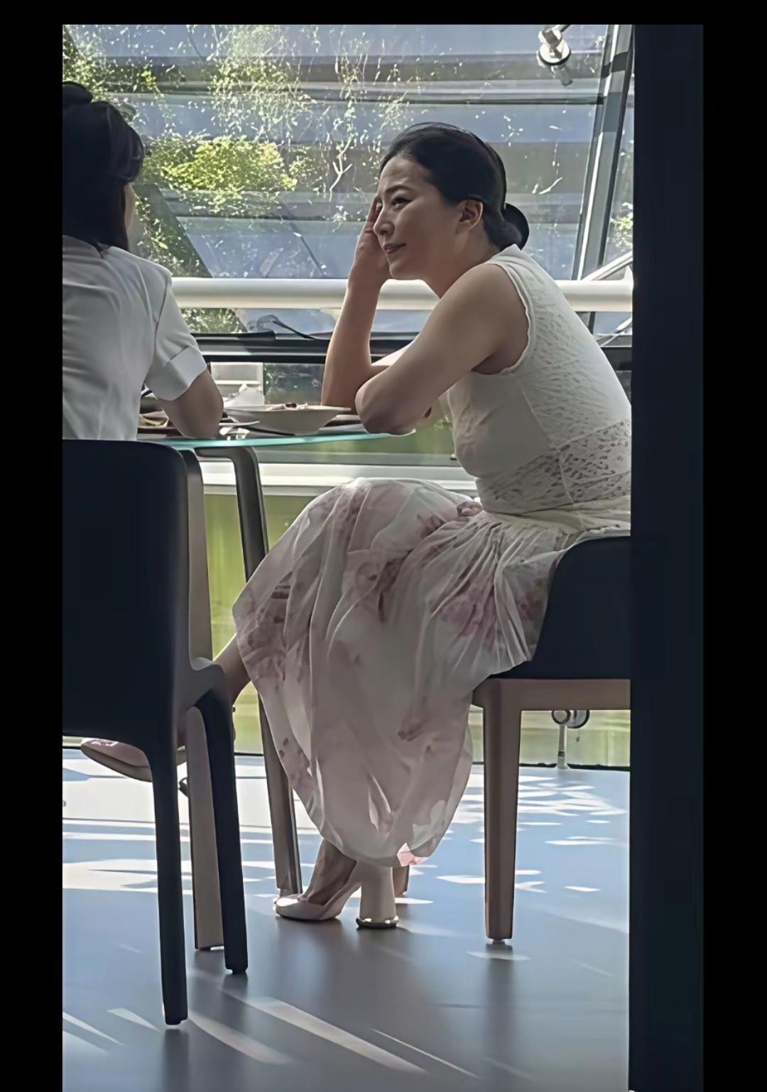 不愧是国家一级演员，这衣品这气质真是没得说！有个这么优秀的女儿，估计后半辈子也