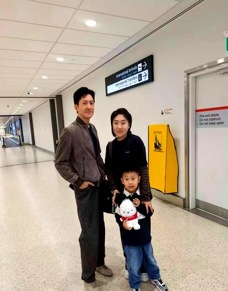 47岁王阳这状态，谁看了不酸！有人在新西兰机场遇见了他，他穿着有型的衣服