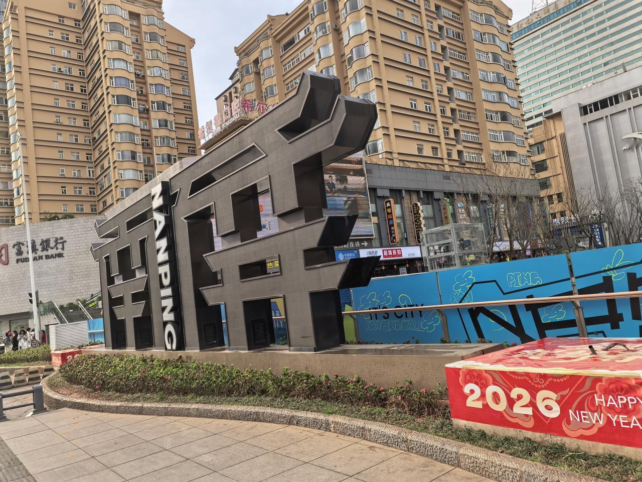 昆明市中心，南屏街的这个地下商业体，其实应该是地下避难层与地下通道的结合体，今年