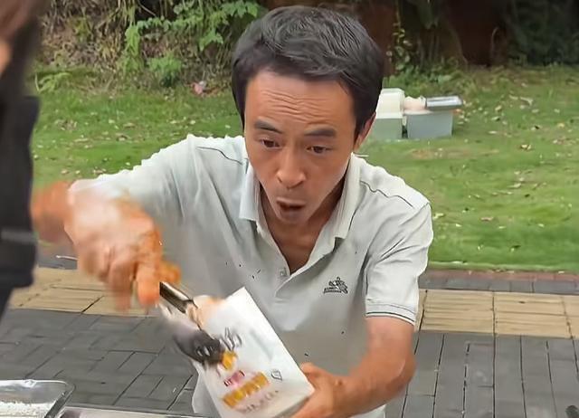 标题：6元鸡排只赚1-2元，景德镇“鸡排哥”是傻子还是清醒者？在预制菜、科技与