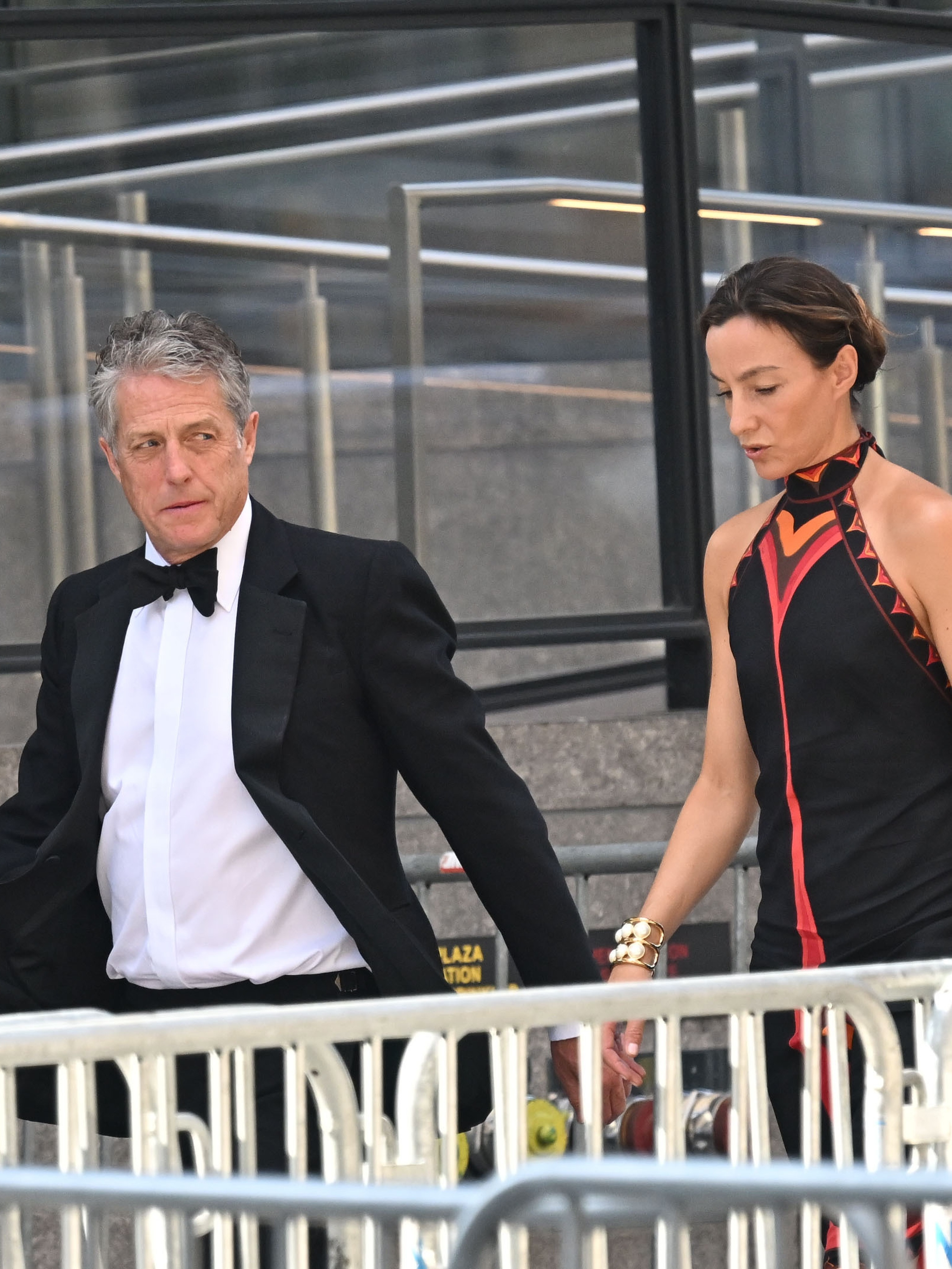 外媒拍到大批明星宾客动身赴宴参加霉霉的婚礼包括GigiHadid、布莱德利·库