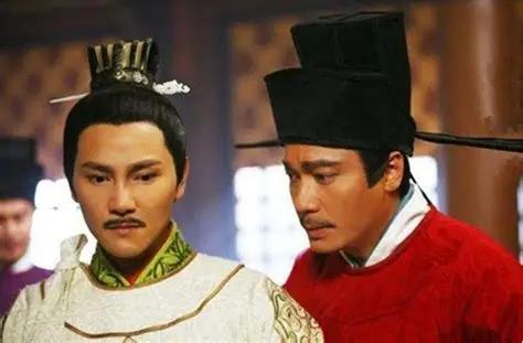 秦桧最早动的就是韩世忠，张俊要岳飞一起瓜分韩家军，被岳飞拒绝，并暗中派人告诉韩世