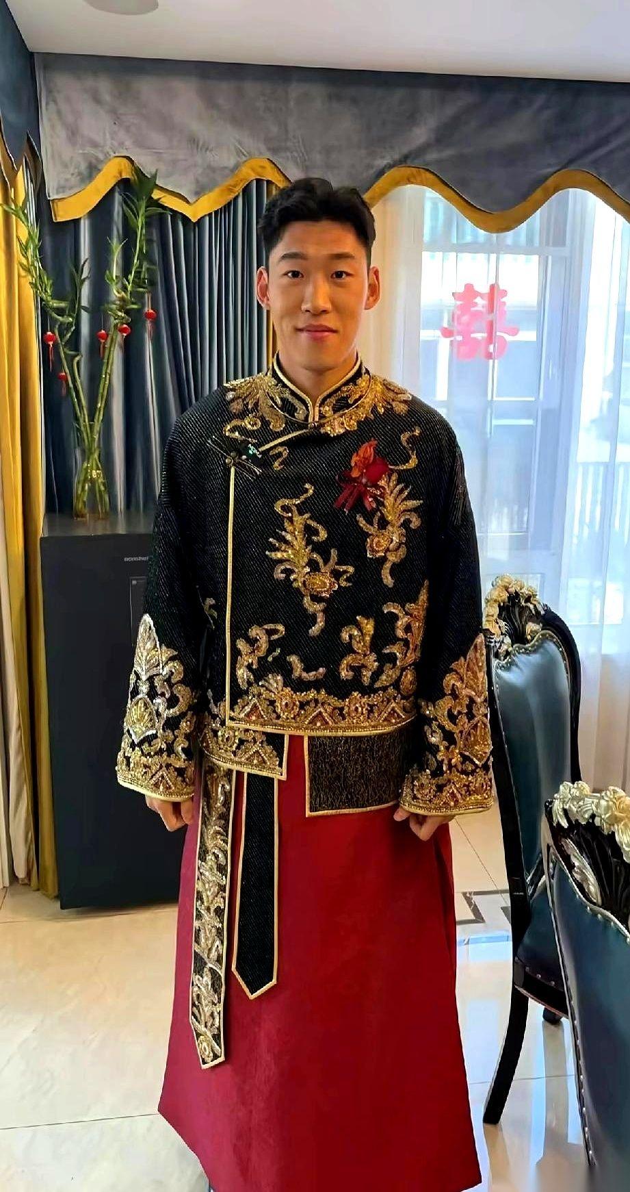 国足后卫朱辰杰，那个在场上拿身体堵枪眼的男人，一声不吭，把婚结了。之前网上连一