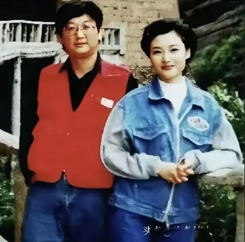 年轻时的周涛和前夫姚科一张温馨留影，当时两人眼神中爱意满满，姚科也是央视主持人。