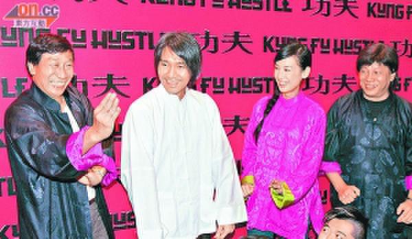 梁小龙黄圣依周星驰合影，发现了，星爷发型千年不变，黄圣依容颜不易老，梁小龙有点男