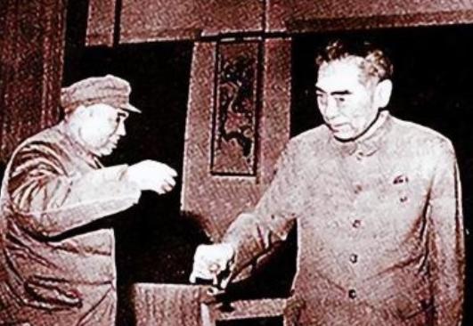 1985年，许世友将军卧病在床，趁旁边无人陪护时，用毛巾勒住自己的脖子死死拉紧，