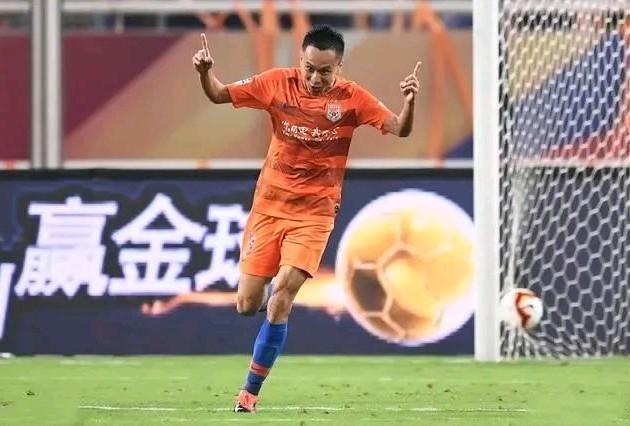 知名足球媒体人徐江表示：下个赛季张弛大概率将留在山东泰山队转型做教练，而郑铮还将