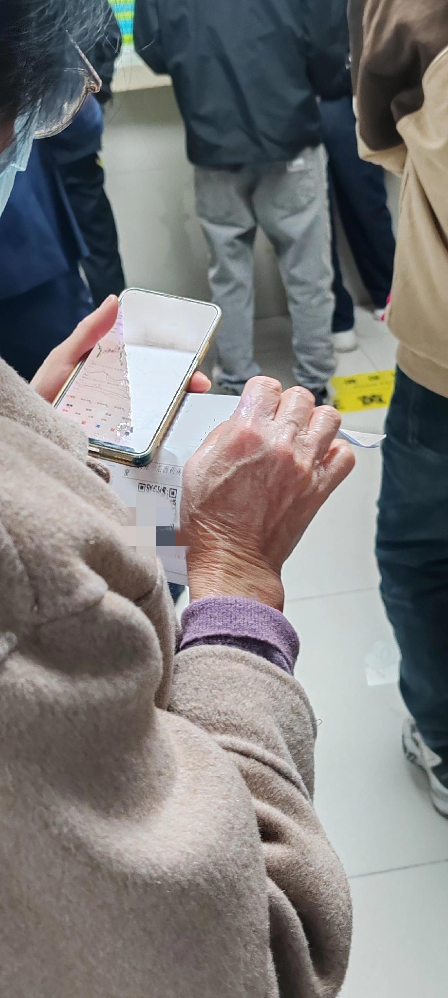 大家有没有？感觉现在身边太多人炒股了，我感觉，除了我，周围人都在炒股！今天去