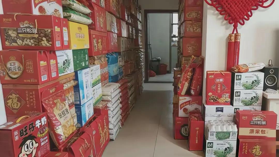 呆呆一个视频呼唤，猪没了，却换来一屋子的礼物。这些网友都随手带了礼物过来，饼