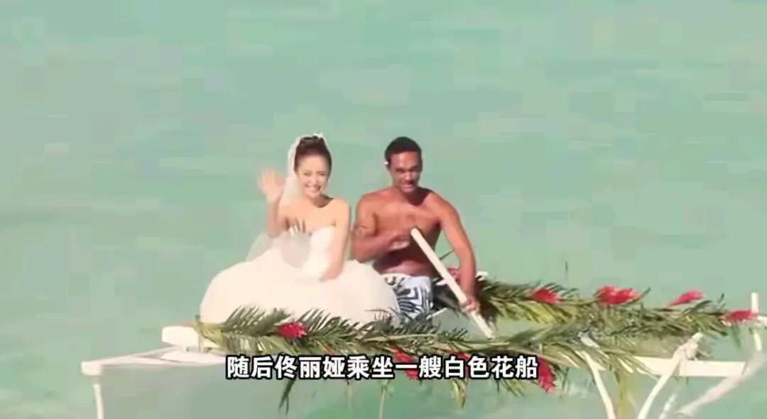 原本觉得佟丽娅黑瘦，但在黑皮肤男子衬托下，把她衬得很白皙呢。那时的陈思诚高云翔都