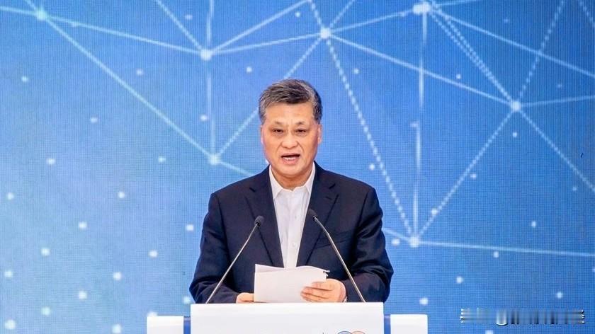 马兴瑞仕途的巅峰，毫无疑问是在新疆的那些年，他当了三年半一把手，位居副国级，在离