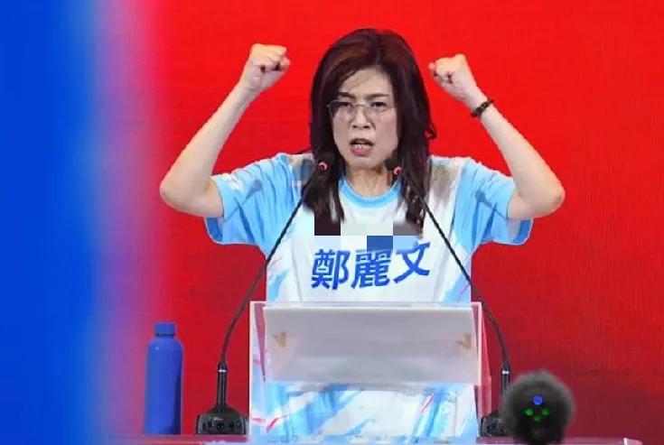蓝营“全代会”登场，郑丽文发出振臂一呼，并与卢秀燕热情相拥！如今蓝营“全代会”