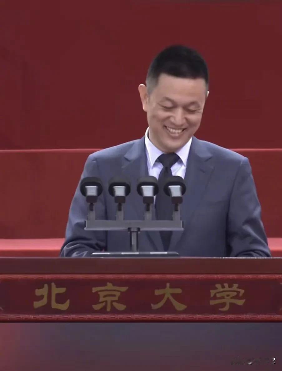 蔚来李斌称早期创业曾睡过会议桌7月2日，李斌作为校友代表在北京大学2026届