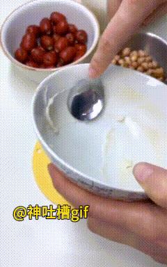 这是艺术吧？把碗底抹上猪油，放入大枣花生葡萄干，还有泡过24小时的糯米，水开了蒸