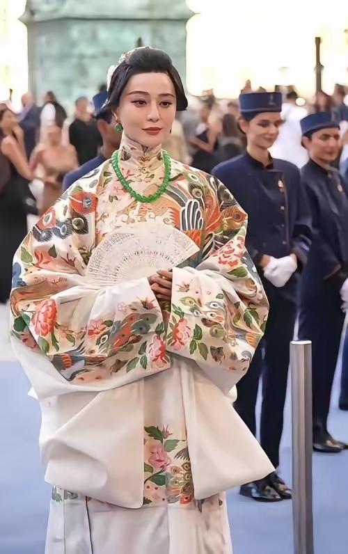 看到汉服开始流行，就有人开始掺沙子，搞出一些奇奇怪怪的衣服冒充汉服出来。范大漂