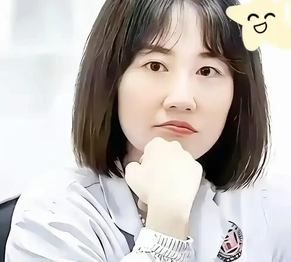 开头那个被剪得稀碎的视频你肯定刷到过。就几秒钟，曾医生看着挺冷淡。一下子他就被骂