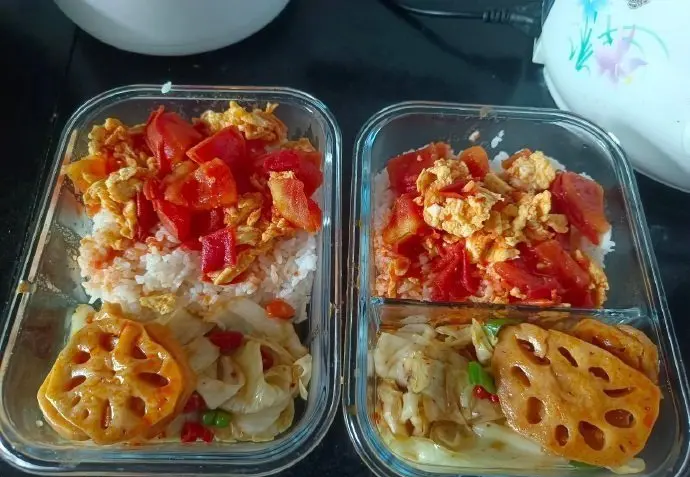 同事帮我带的饭，都是素菜收5元，贵吗？