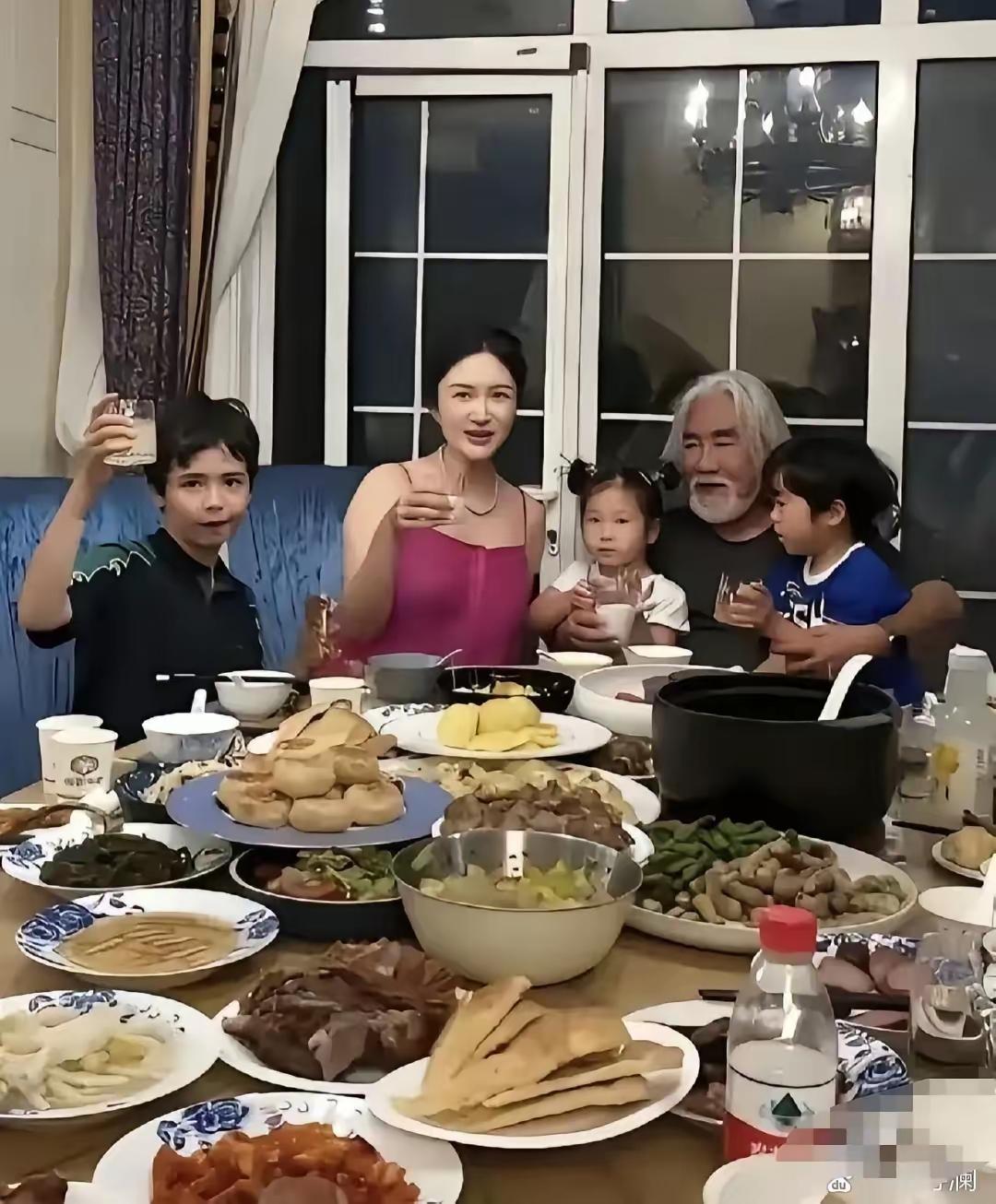 刷到张纪中家的家常晚饭视频直接看愣了，满满当当二十多道菜铺了一整桌，跟办小型家宴