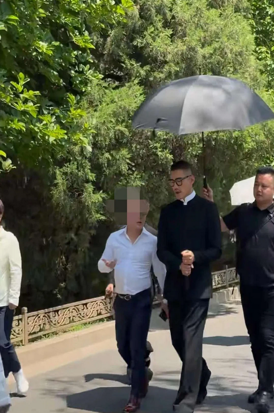 超级名模胡兵近日现身北京街头，如今还是单身的胡兵身材保持的有型，一身黑色中式服装