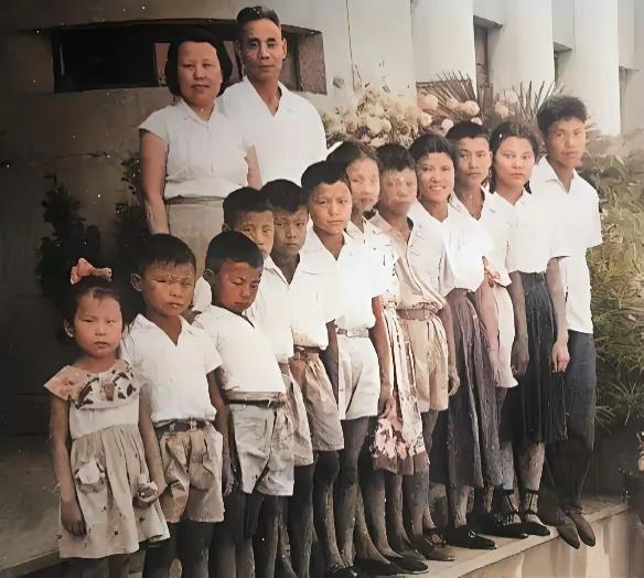 16岁嫁给28岁政委，16年生下12个孩子，周总理笑着对她说，你家就是一艘航空母