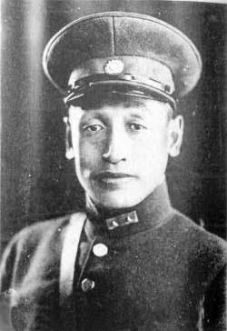 1937年2月，几名东北军军官刚在家门口枪杀了军长王以哲，随即持枪冲进周恩来的办
