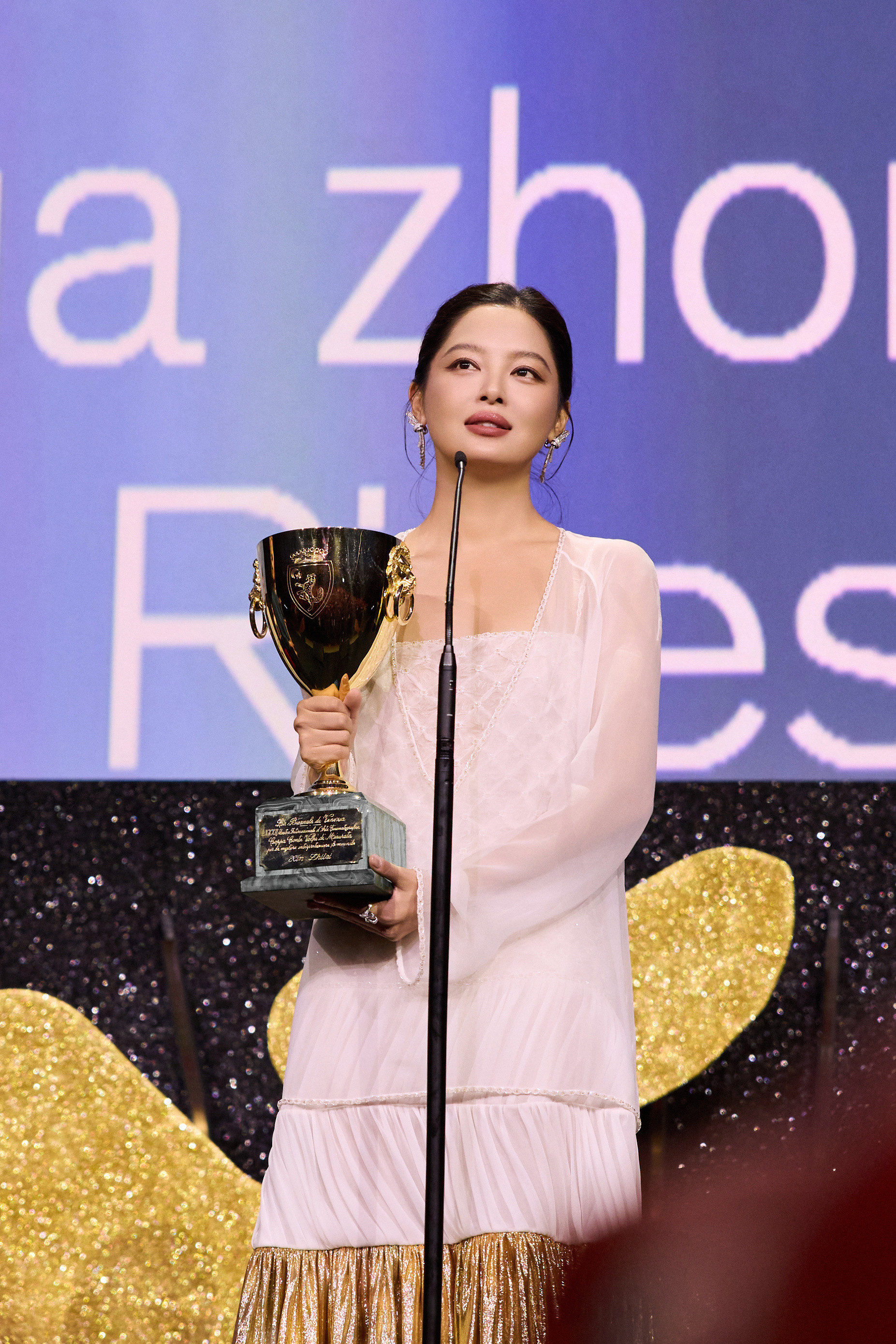 【辛芷蕾发文感谢前经纪人】辛芷蕾发文感谢梁婷“一个关于偿还关于和解的故事，月缺