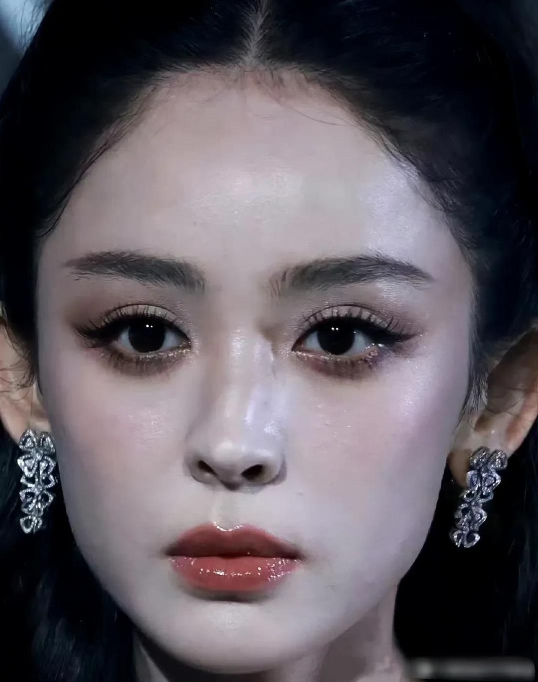 只能娜扎这生图可太真实了！只能说她真好看！一般人怼脸高清拍，毛孔、细纹、卡粉绝