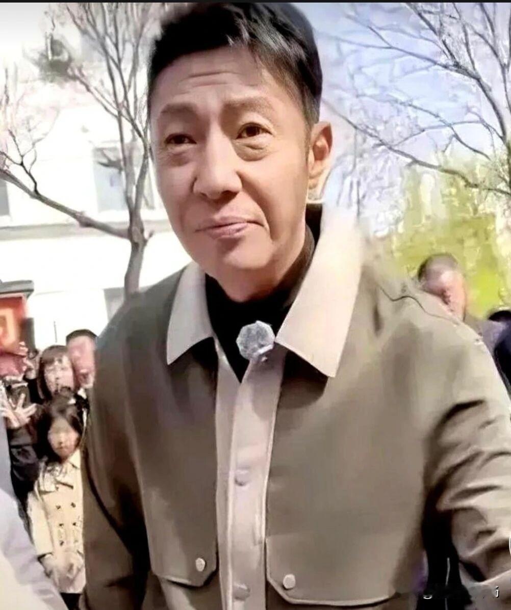 不仔细看认不出是谁吧？其实他是央视主持人大才子撒贝宁这是撒贝宁户外的一张素颜