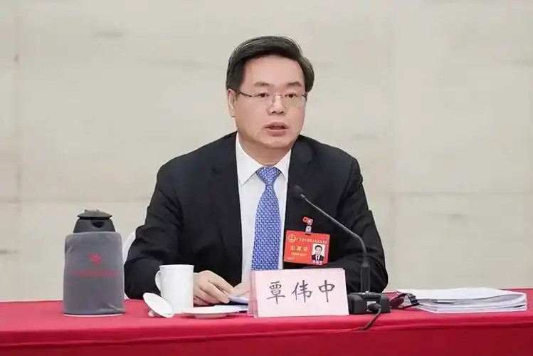 覃伟中，清华大学化学工程系本硕，47岁就晋升为副部级高官，曾荣获全国五一劳动奖章