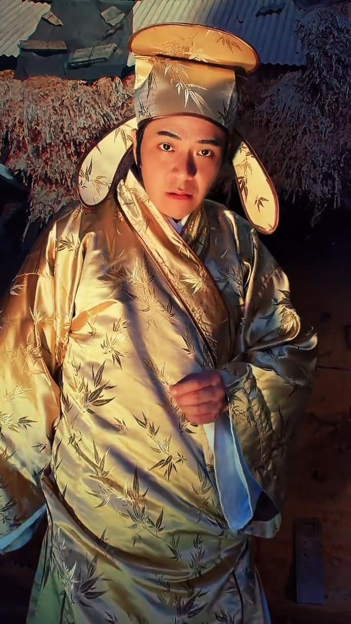 眼前这小伙活脱脱的就像是年轻版“星爷”，直播模仿星爷的经典片段，这眼神这神态基本