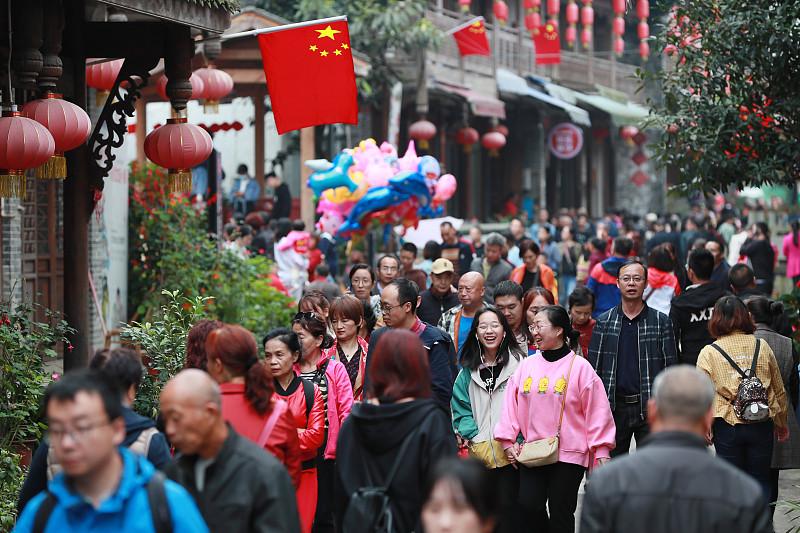 四川崇州旅游市场特点鲜明。节假日期间，文旅市场异常火热，像清明假期时，踏青赏花、
