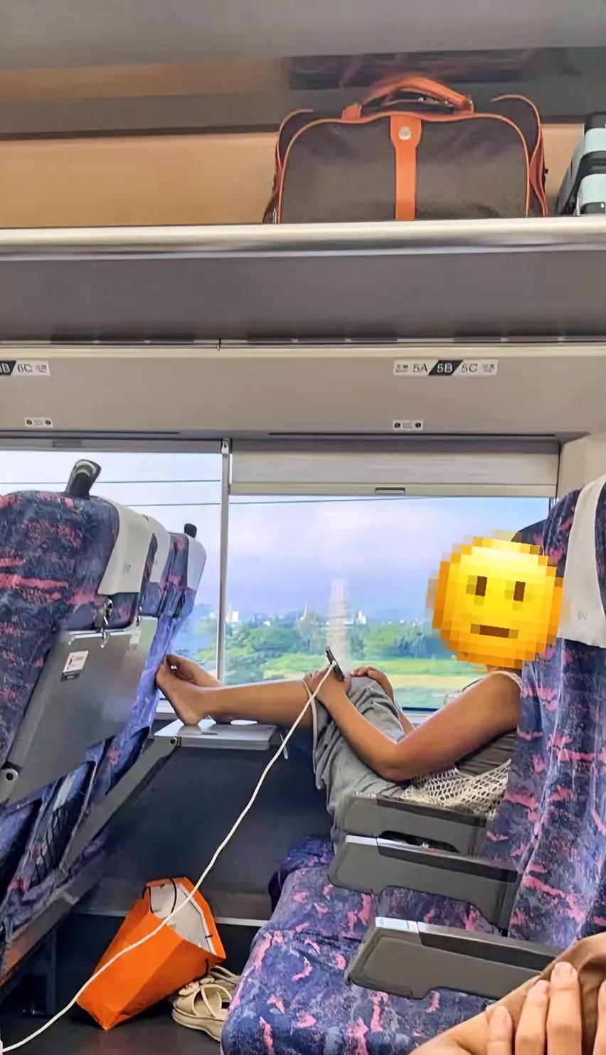 高铁上脱鞋，以后还敢趴高铁的小桌子上睡觉吗？