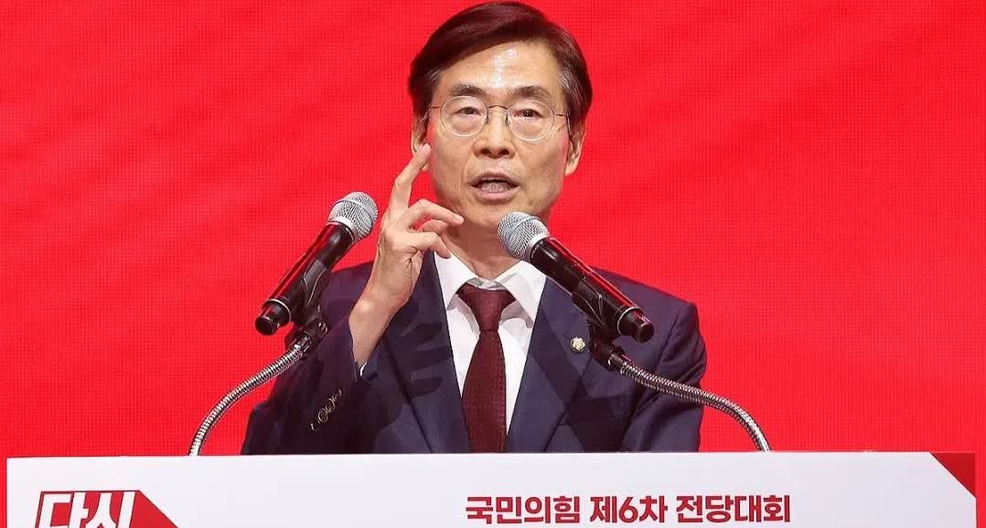 快讯：国民力量党党首候选人、议员赵京泰作为调查内乱事件的特别检察组的证人出席接受